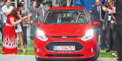 Preşedintele Traian Băsescu a testat noul B-Max chiar în incinta fabricii din Craiova    