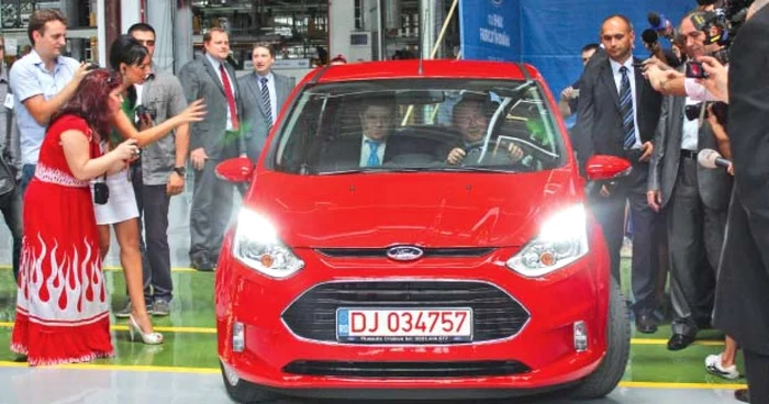 Preşedintele Traian Băsescu a testat noul B-Max chiar în incinta fabricii din Craiova