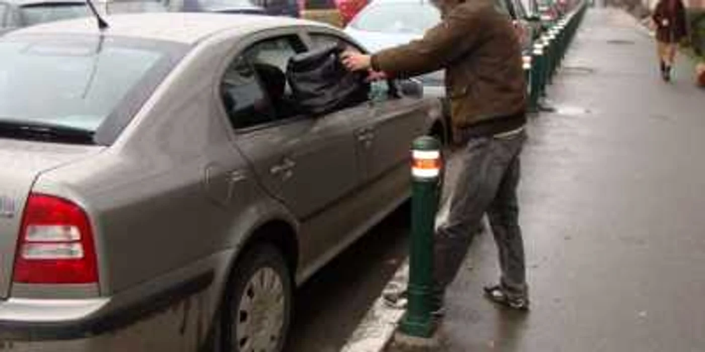 Hoții pretindeau că vor să cumpere mașinile dar fugeau cu ele