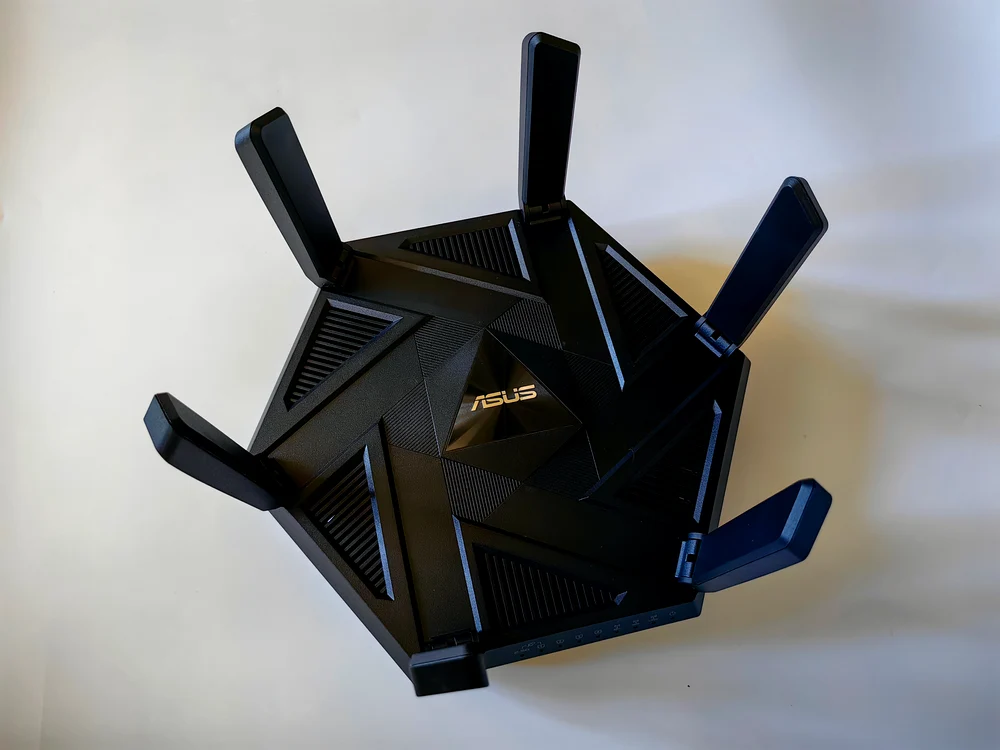 Router Asus AXE7800. FOTO Adrian Pogîngeanu