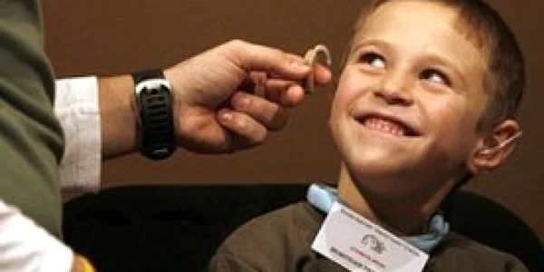 Cărţile din care învaţă copiii cu deficienţe de auz nu diferă de celelalte