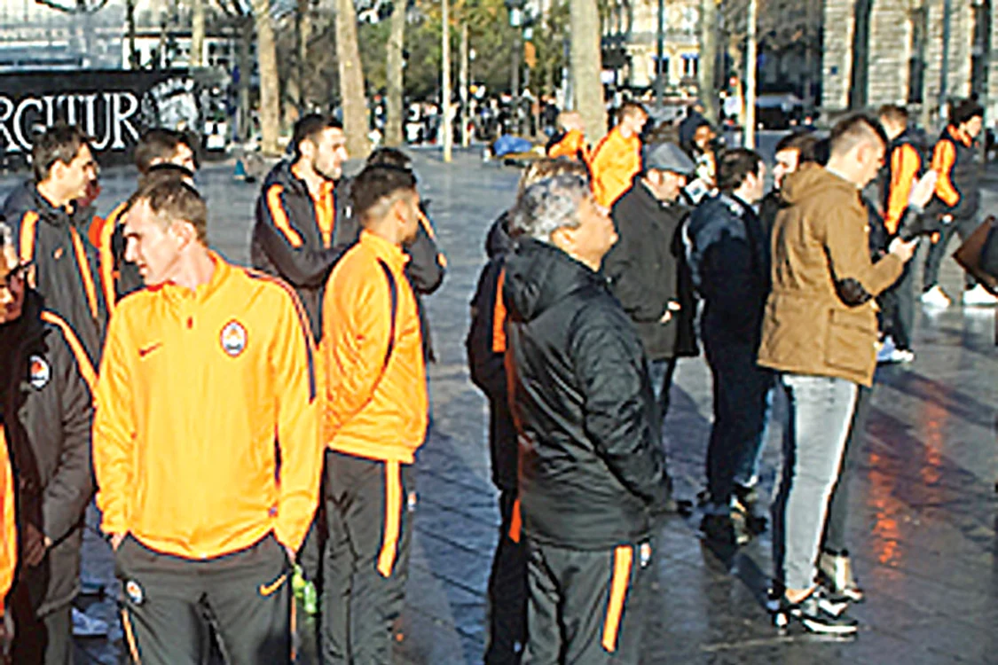 
    Mircea Lucescu şi jucătorii de la Şahtior au adus un omagiu celor morţi în atentatele de la Paris  