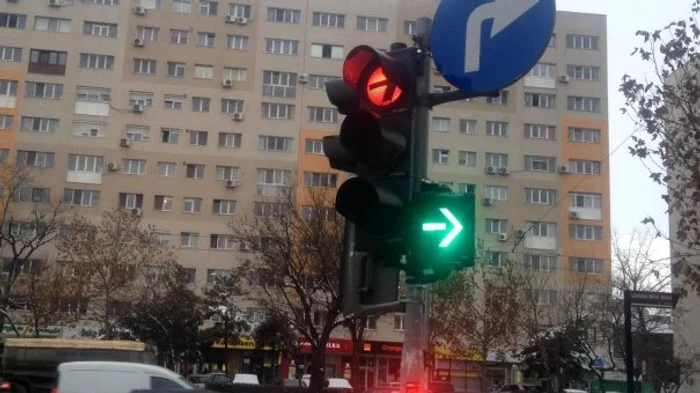 
    Semaforul de la Mihai Bravu care le-a dat de furcă ş'oferilor Foto: arhivă personală  
