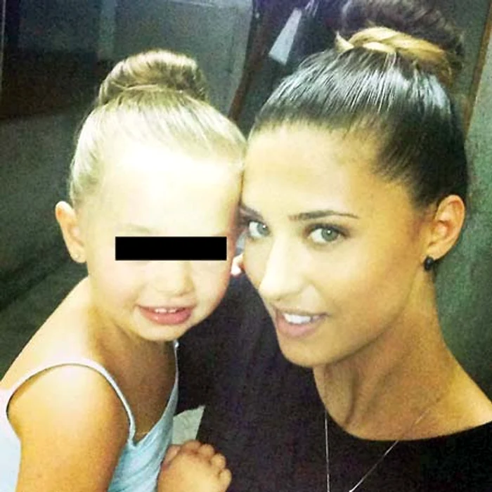 Antonia alături de fiica ei, Maya