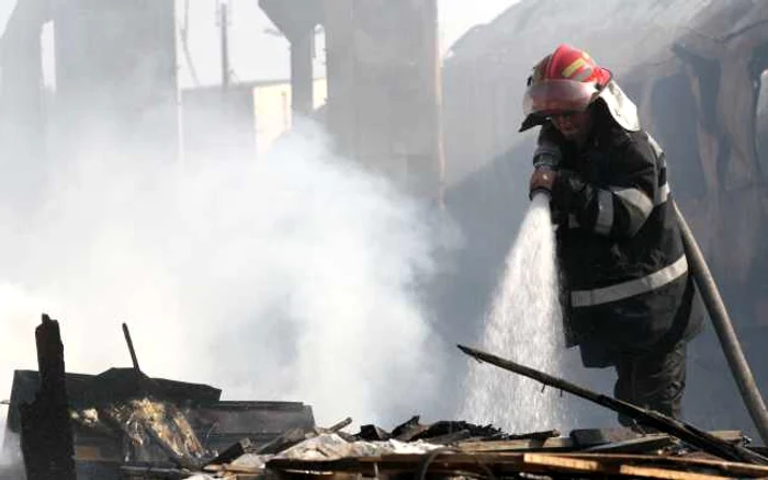 Incendiul a mistuit două case din cartierul Chitila. FOTO Mediafax (arhivă)
