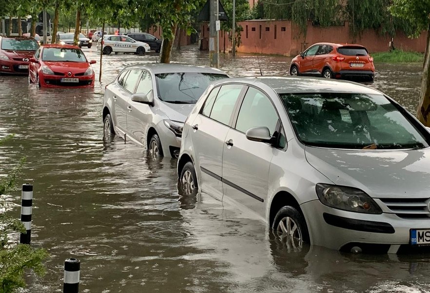 Furtună violentă în Bucureşti: zborul avioanelor este perturbat, transportul în comun este blocat, copaci căzuţi și mașini avariate