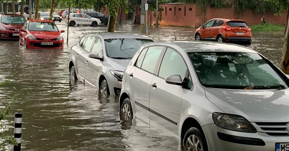 București, afectat de furtună: zboruri suspendate, transport public blocat și daune asupra mașinilor.