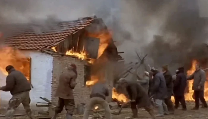 O secvență din filmul Gadjo Dilo (1997) redă incendierea unei case de romi. Sursa: Youtube.com