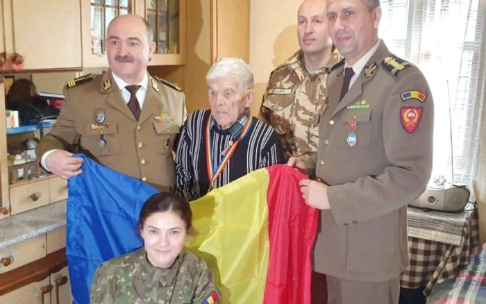 Constantin Herţoiu - veteranul de război de 106 ani din Câineni - Vâlcea Foto AMVVD şi Glasul cetăţii