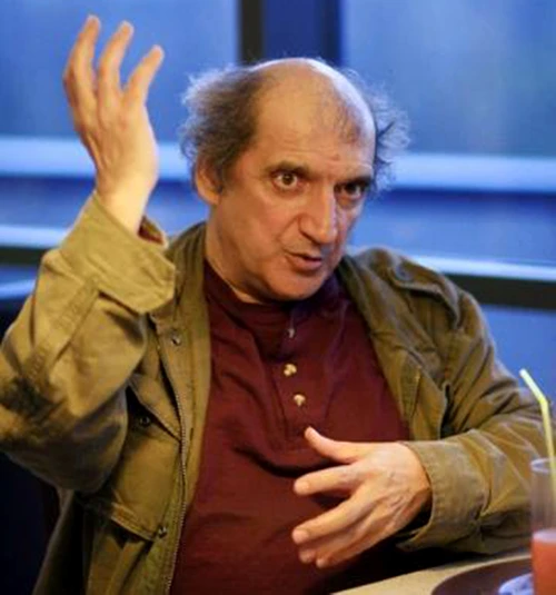 De peste 30 de ani este profesor la Institutul de Teatru, dar continuă să şi joace