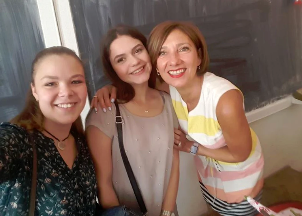 Carmen Iohannis s-a aflat în mijlocul elevelor sale în prima zi de școală (foto: Facebook/Natalia Găitan)