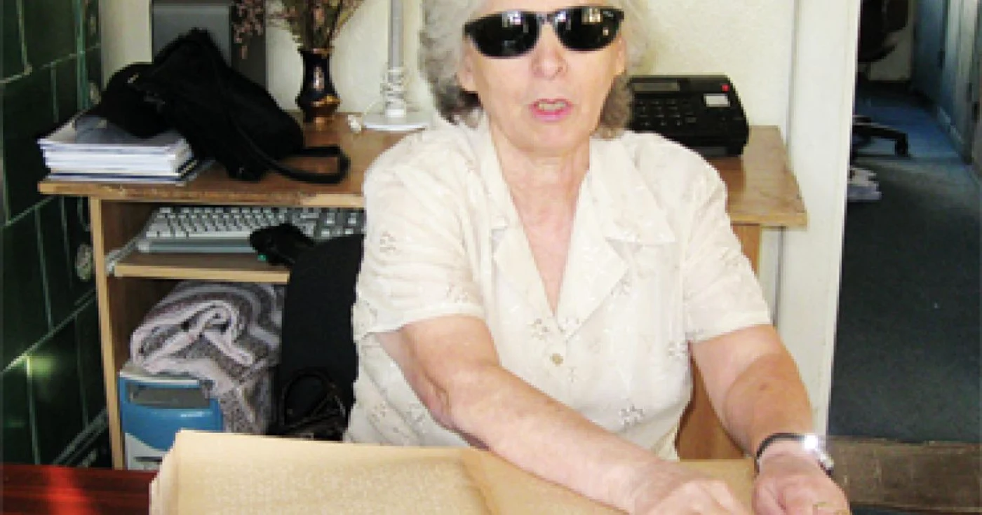 Nevăzătorii învaţă braille  pe cărţi vechi