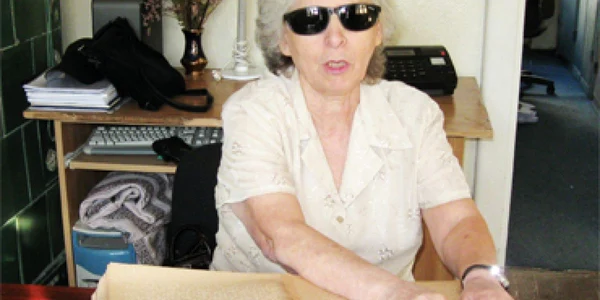 Nevăzătorii învaţă braille  pe cărţi vechi
