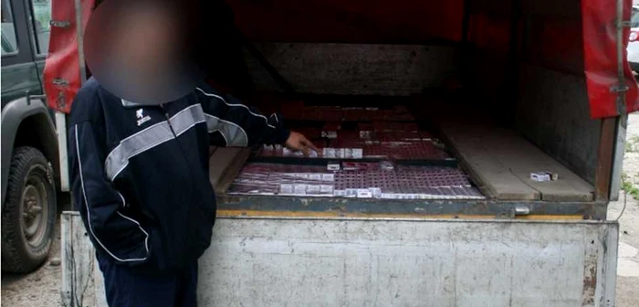 Bărbatul transporta 12.000 de pachete de ţigări de contrabandă. FOTO: Poliţia de Frontieră