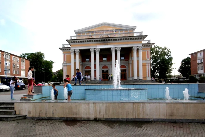 Arteziana din faţa Casei de cultură a Hunedoarei, loc de bălăceală. FOTO: Daniel Guţă.