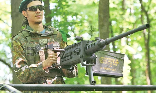 Dorin e medic veterinar şi practică airsoft de  când era adolescent jpeg