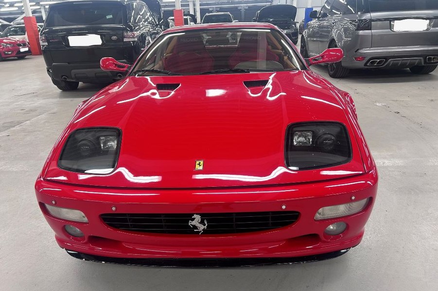Escrocherie cu Ferrari: români implicați în furtul unui bolid din Italia. Au folosit cecuri false și bănci fictive
