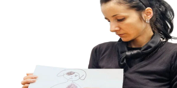 Mama Albertinei arată desenul  cu bunicul lovit al fetiţei 