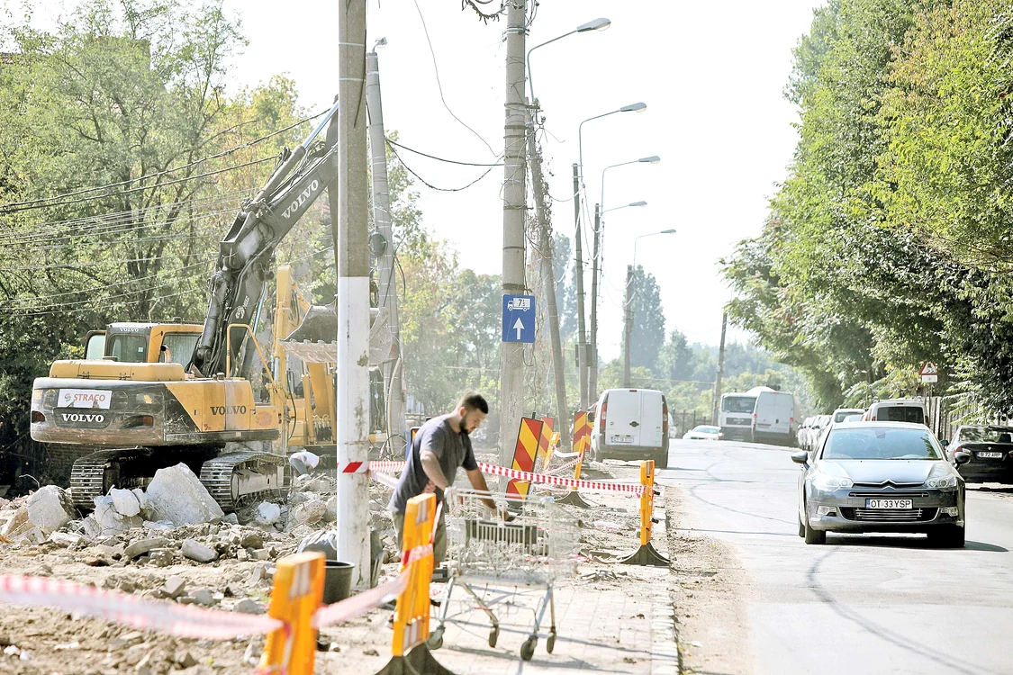 Lucrările presupun lărgirea  arterei la patru benzi, piste de  biciclete, trotuare şi scuar