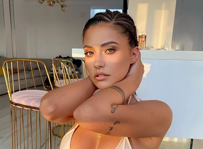 
    Antonia face plajă în curte. Așa arată solista după trei nașterifoto: Instagram  