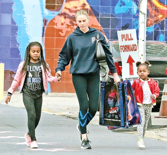 Charlize Theron are un băiat şi o fată, Jackson  şi August, dar îi creşte pe amândoi ca fete