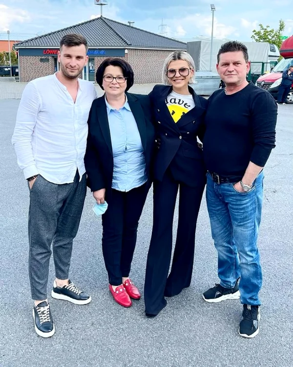 
    Mirela Vaida s-a plimbat cu cămila în Egipt   