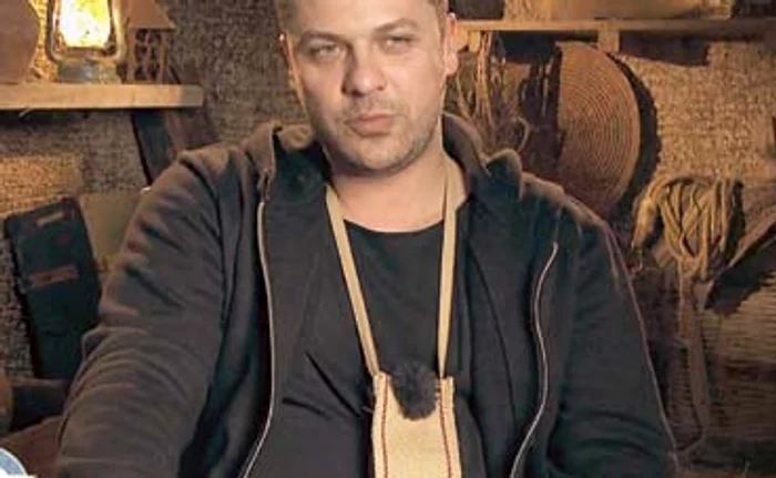 Ieri sex simbol, azi rotofei! Actorul ne-a spus că mâna accidentată l-a ţinut departe de sport şi aşa a ajuns «să rupă» cântarul