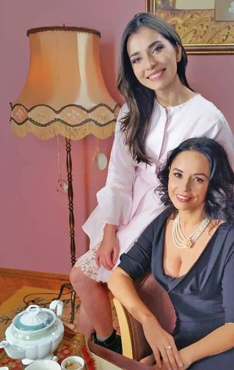 
    Andreea Marin, alături  de Alexandra Uşurelu  