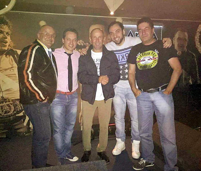 2015 Într-un bar din Regie, Florin Petrescu, Tibi Neuronu, Mugur Mihăescu, Cristi Priză și Mugur Mihăescu au plănuit refacerea trupei