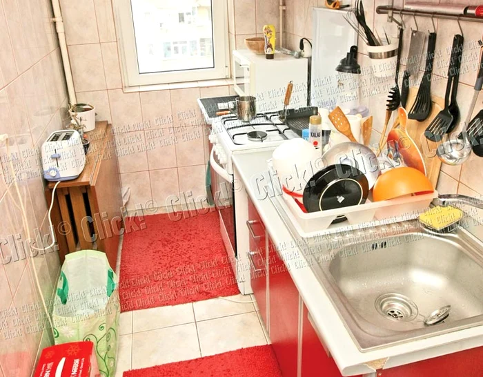Bucătăria e mică,  dar bine utilată