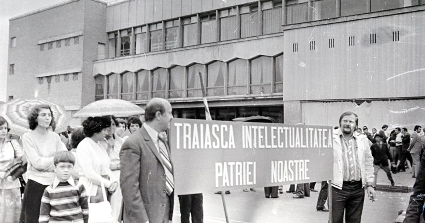 Defilare de 23 august în anii 80, la Ploieşti FOTO Arhiva Societăţii Culturale ATOM Ploieşti