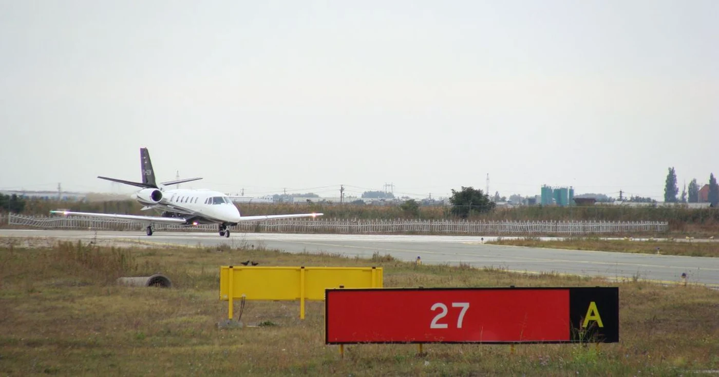Arad: (UPDATE) Pasager cu alcoolemia ridicată a obligat un avion să aterizeze la Arad