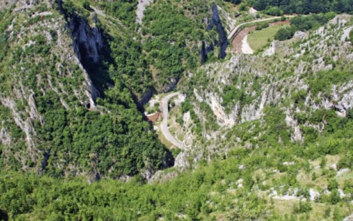 Sus, pe creste, veţi admira o panoramă superbă