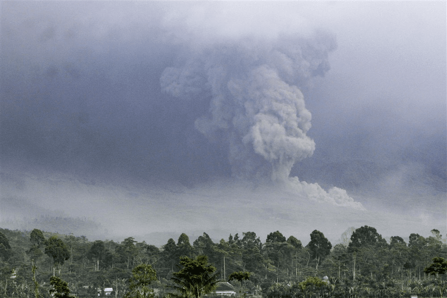 Vulcanul indonezian Semeru a erupt, iar 2.000 de oameni au fost evacuați. Nor colosal de cenușă în apropiere FOTO