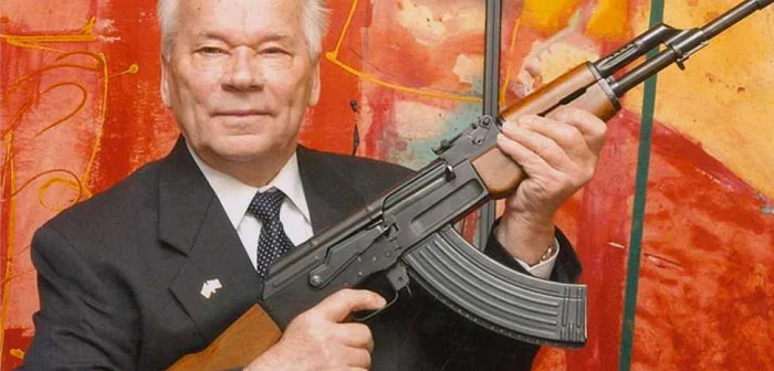 Mihail Kalaşnikov pozând cu un AK-47. FOTO Reuters