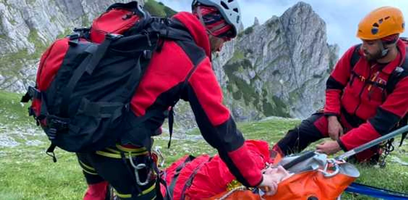 Salvamontişti din Buşteni, în timpul intervenţei de salvare a unei turiste FOTO Salvamont