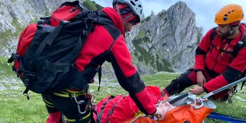 turista salvata bucegi foto salvamont buşteni