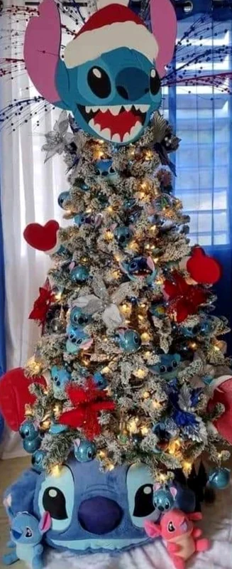 Bradul cu tematica Stitch al Sânzianei Buruiană foto: Instagram 
