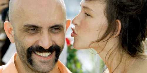 Regizorul Gaspar Noé, într-un moment tandru la Cannes, alături de actriţa din filmul său, Paz de la Huerta Foto: Reuters