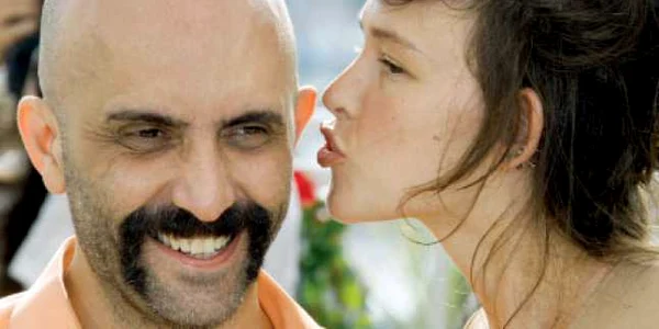 Regizorul Gaspar Noé, într-un moment tandru la Cannes, alături de actriţa din filmul său, Paz de la Huerta Foto: Reuters