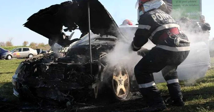 Un autoturism incendiat a declansat un conflict intre doua clanuri de rromi din Dragasani (arhiva)