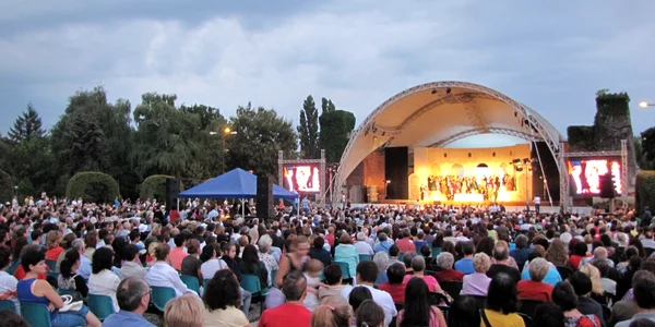 Mii de spectatori au urmărit opera "Traviata" în Parcul Rozelor Foto