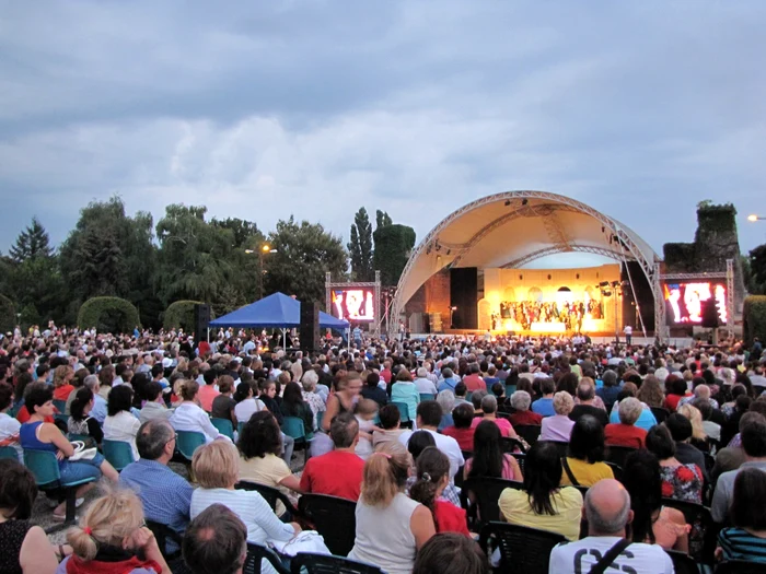 Mii de spectatori au urmărit opera "Traviata" în Parcul Rozelor Foto: Ştefan Both