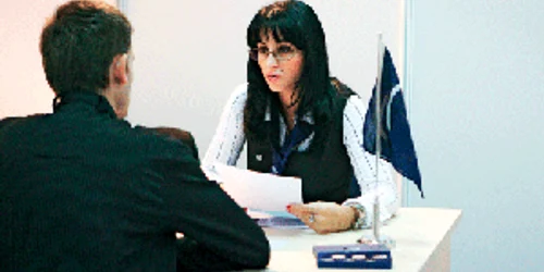 Deprecierea leului i-a adus pe mulţi români în imposibilitatea de a-şi achita ratele