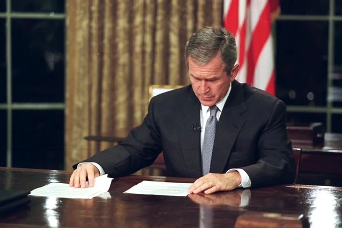 George W. Bush, revizuindu-și discursul înainte de a se adresa națiunii americane din cadrul Biroului Oval