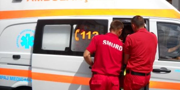 Tânărul a fost transportat la spital cu Ambulanţa