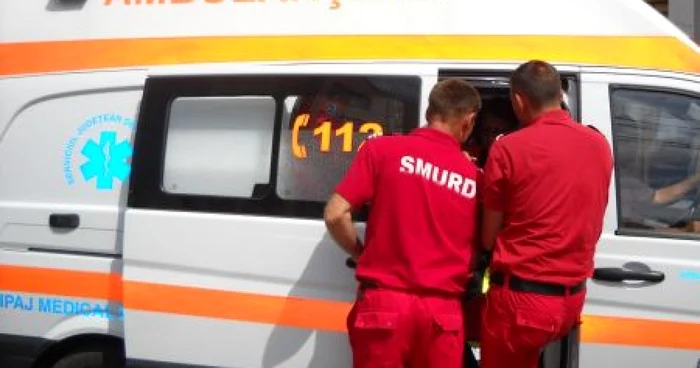 Tânărul a fost transportat la spital cu Ambulanţa