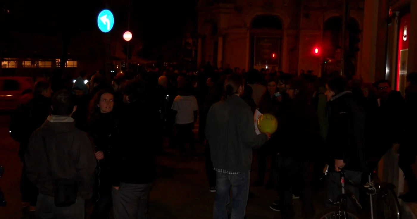 Protestatarii s-au reîntors aseară, în jurul orei 20.00, în faţa Hotelului Continental