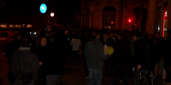 Protestatarii s-au reîntors aseară, în jurul orei 20.00, în faţa Hotelului Continental
