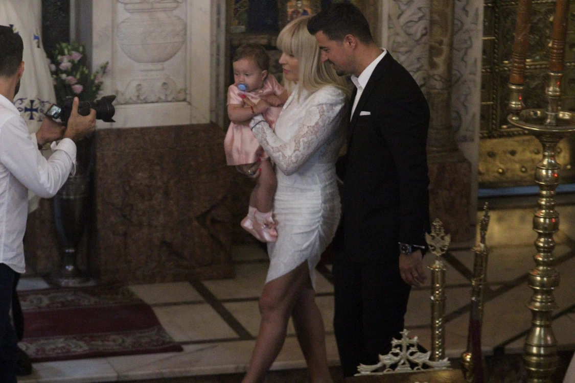
    Elena Udrea, alături de cea care a creat rochie pe care a purtat-o la botez, Dana Budeanu (stânga)Foto: Blitz  